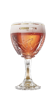 Birra Grimbergen in un bicchiere decorativo con stelo, ambrata chiara con schiuma.