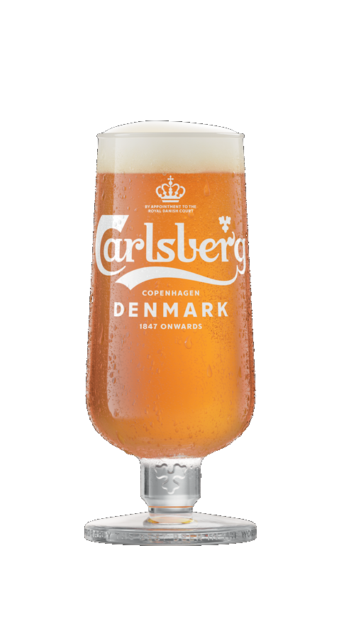 Bicchiere di birra Carlsberg con schiuma, recante il logo del marchio e l'etichetta