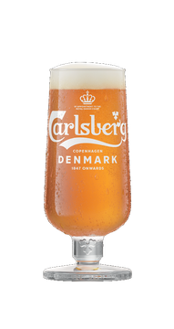 Bicchiere di birra Carlsberg con schiuma, recante il logo del marchio e l'etichetta