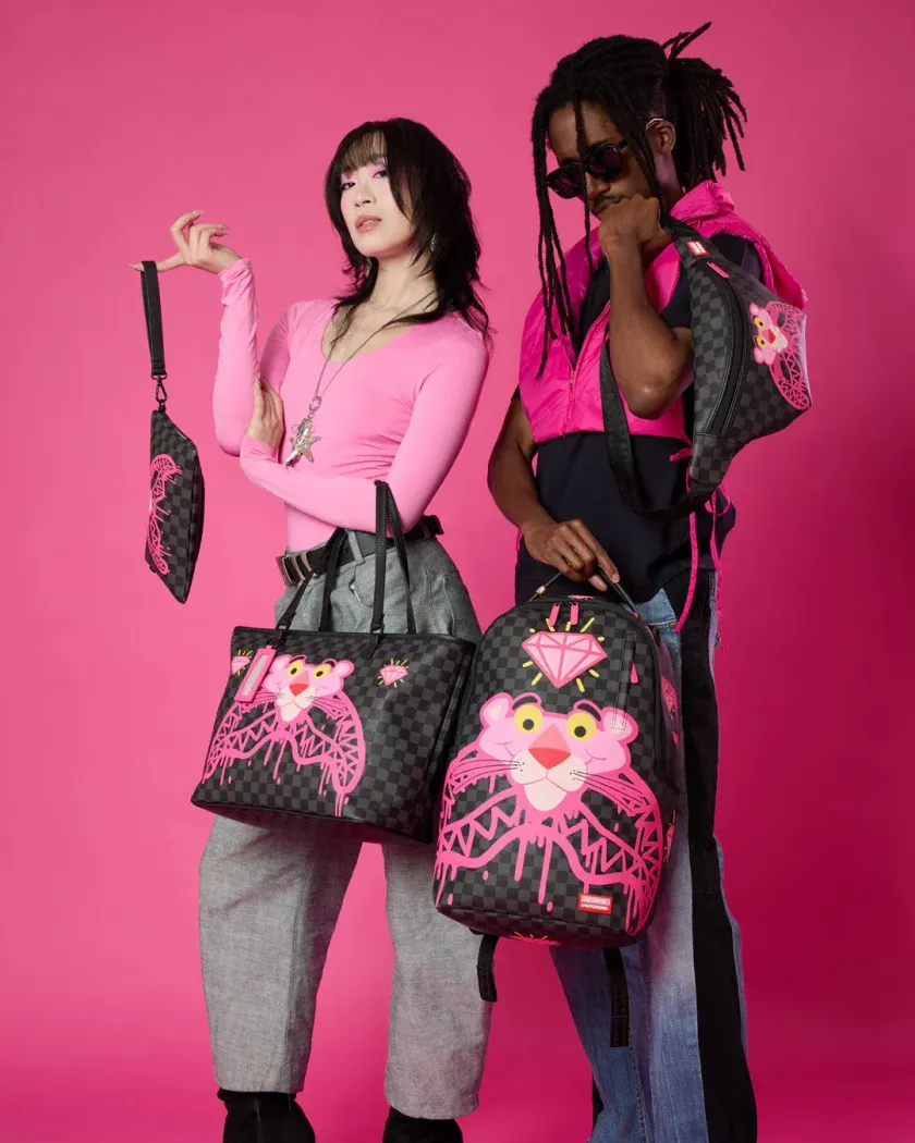 Due modelle posano con borse a fantasia rosa su uno sfondo rosa acceso.