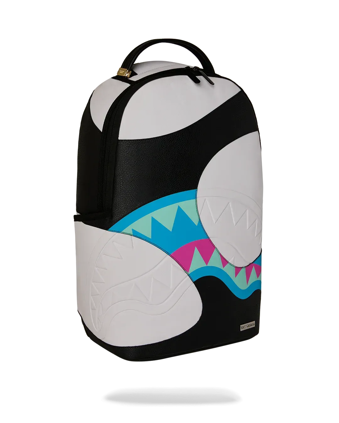 Zaino nero e grigio con disegno di squalo blu e rosa su sfondo bianco.