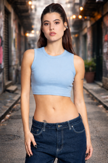 Una donna con una canotta azzurra e jeans è in piedi in uno stretto vicolo.