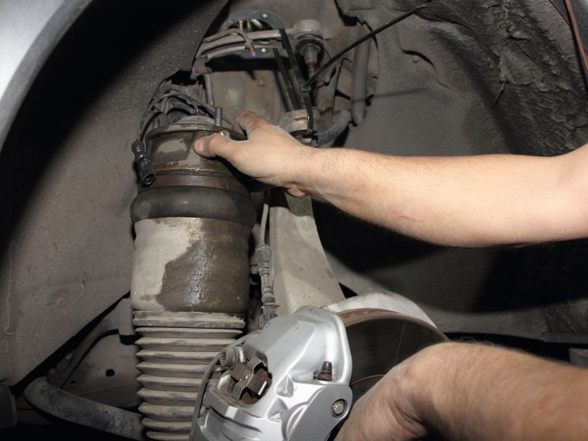 How To Fix Mercedes-Benz Air Spring That Is Leaking Overnight | German Excellence