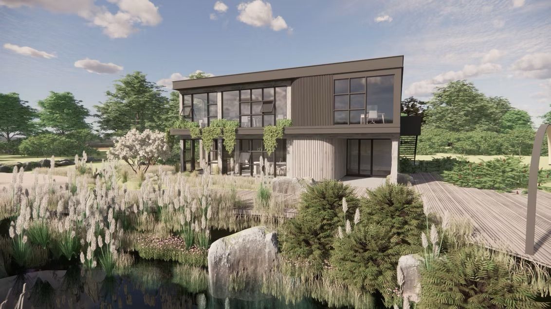 Maison moderne au bord du lac avec de grandes fenêtres, une terrasse en bois et un environnement verdoyant.