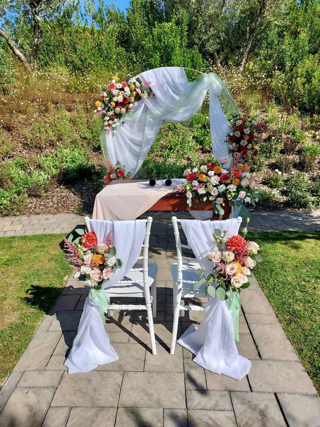 Orchidee bianche con centro giallo e boccioli verdi in una composizione ravvicinata in giardino