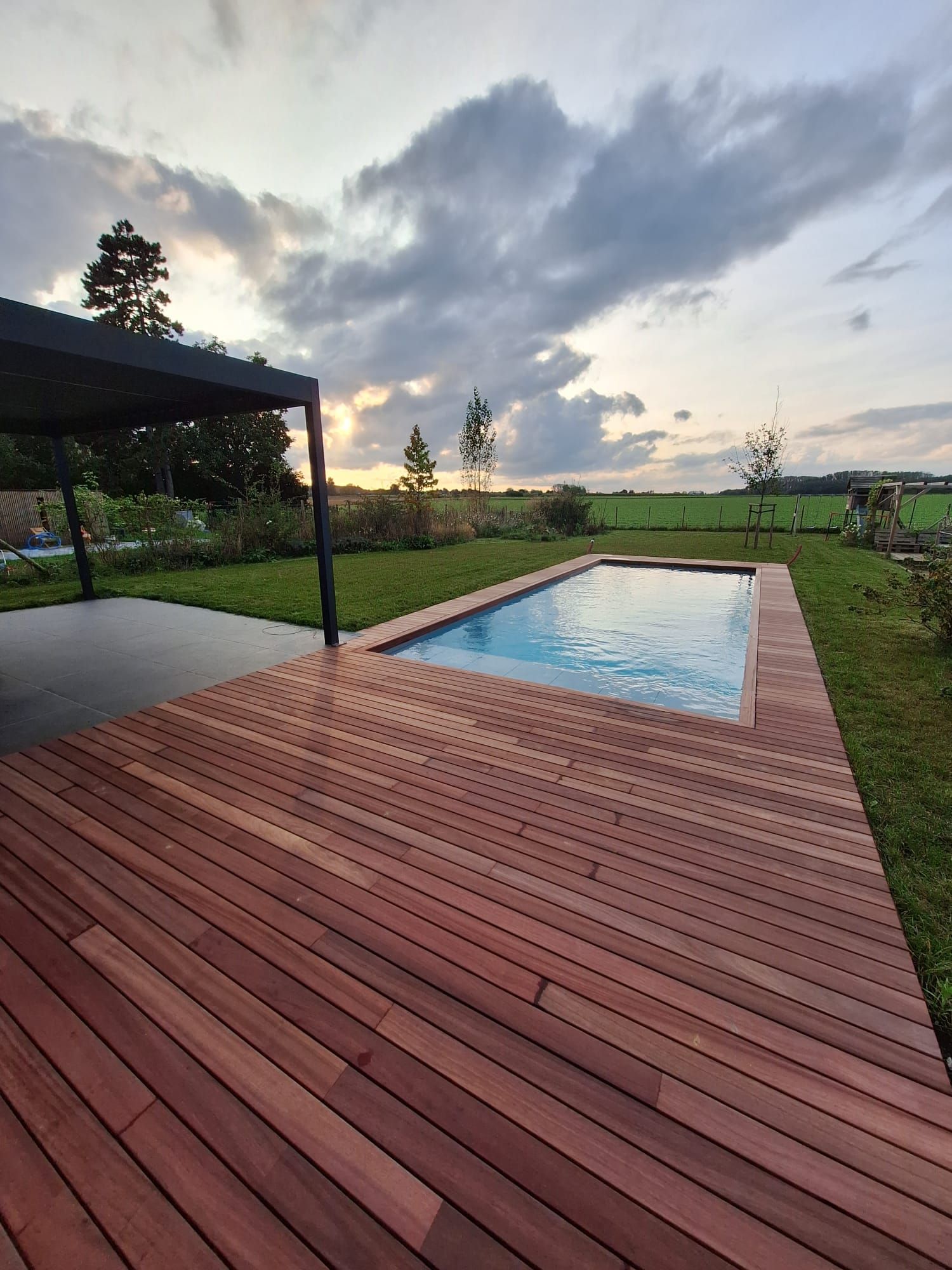 Piscine avec un bardage en bois