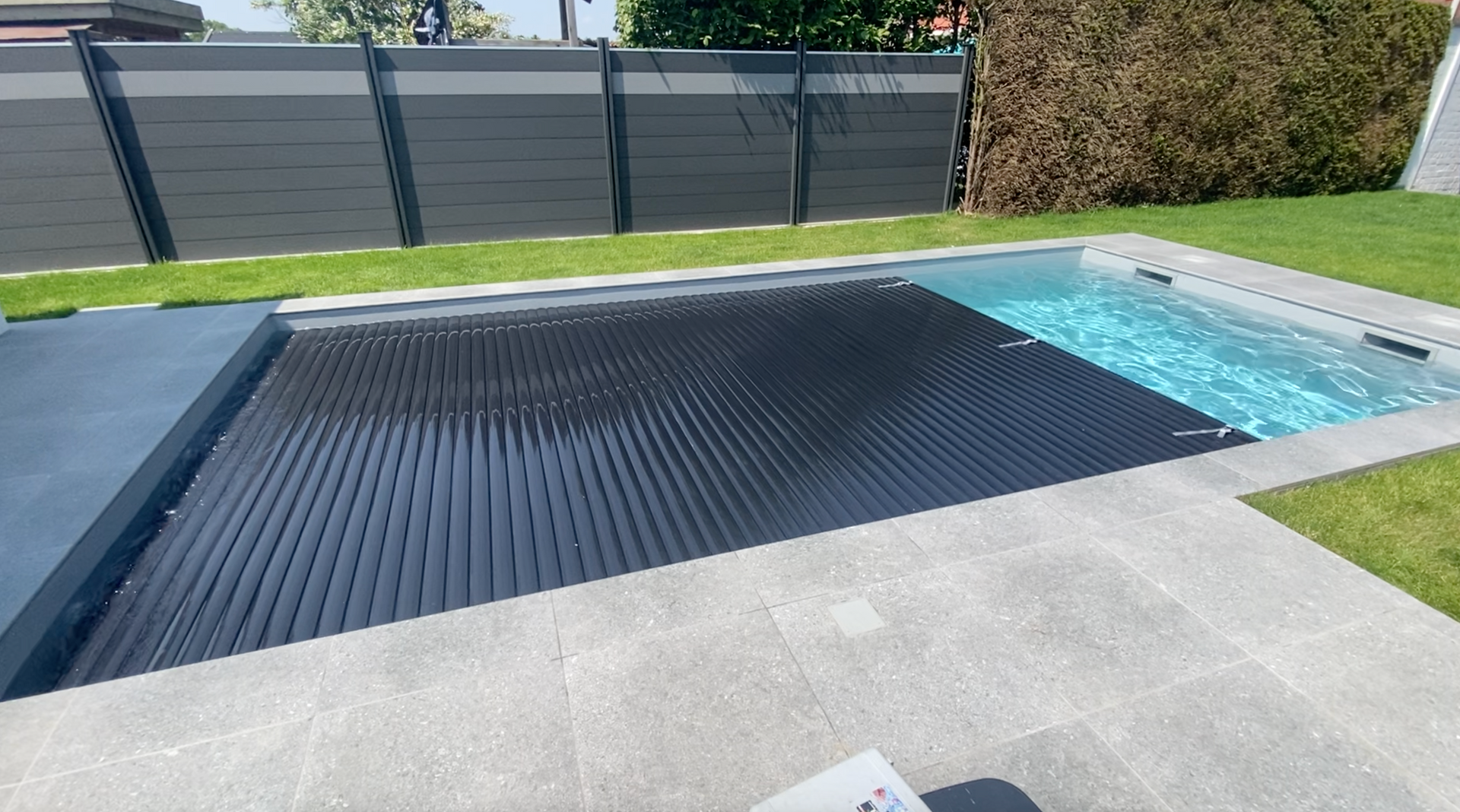 Piscine avec volet