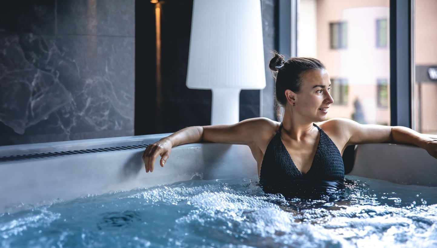 Femme dans un jacuzzi
