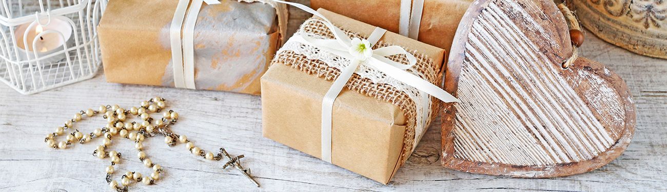 A bunch of gifts wrapped in brown paper are sitting on a table.