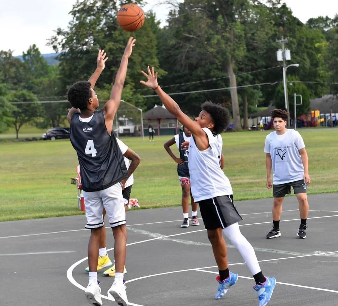 A basketball player with the number 4 on his back