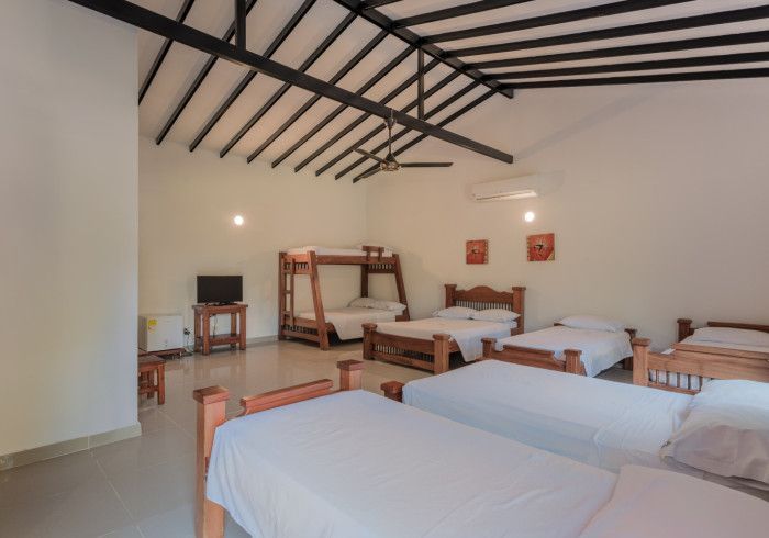 Una habitación grande con muchas camas y literas.