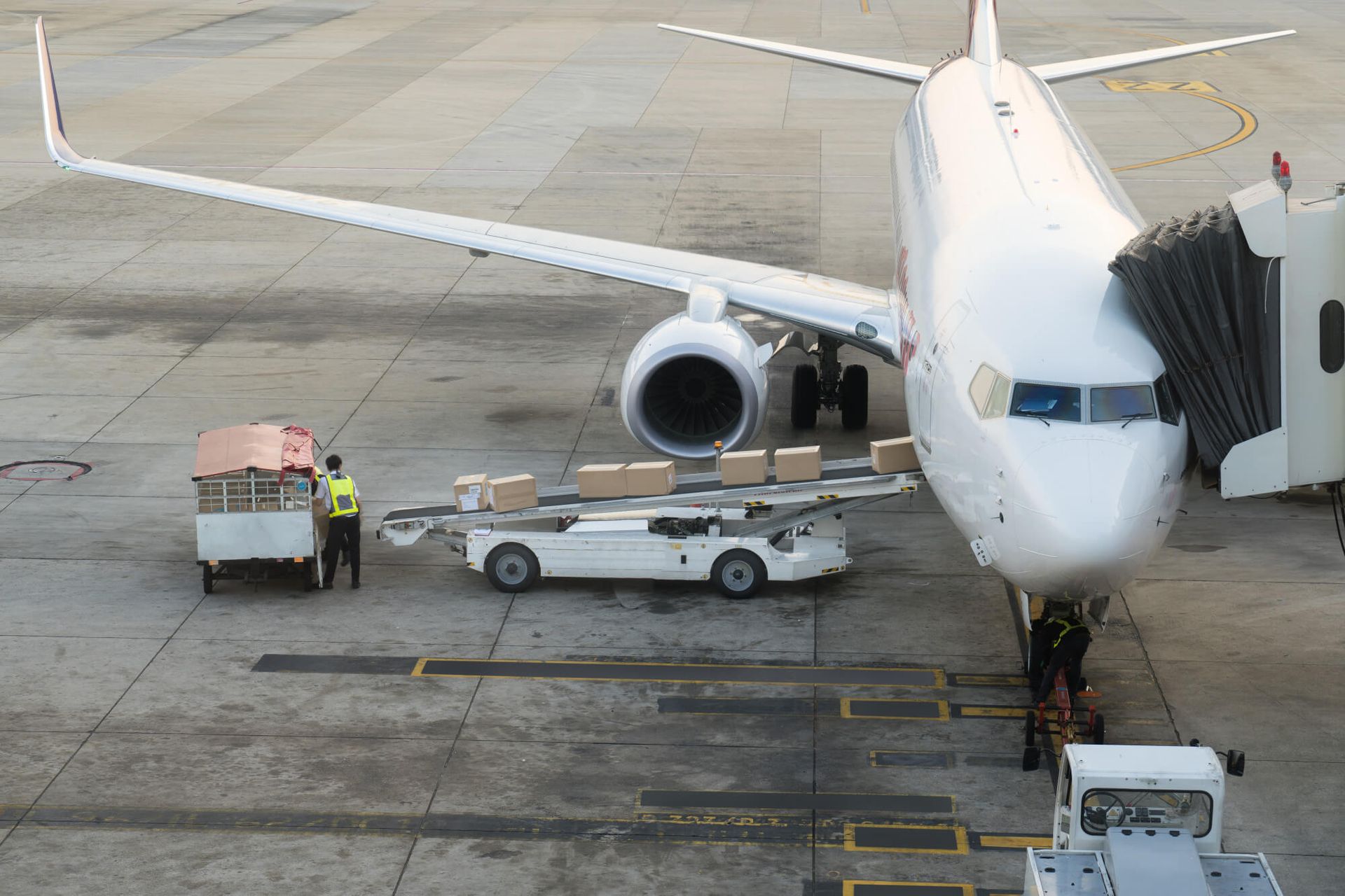 Loading cargo in the airplane