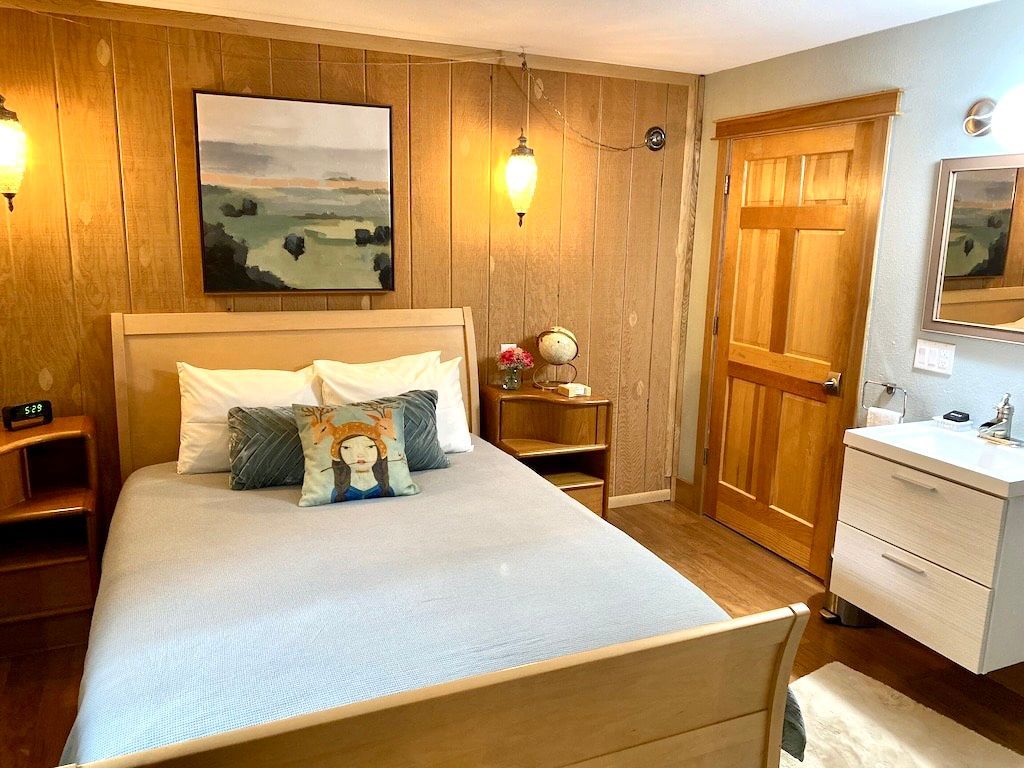 Mt.Adair Room