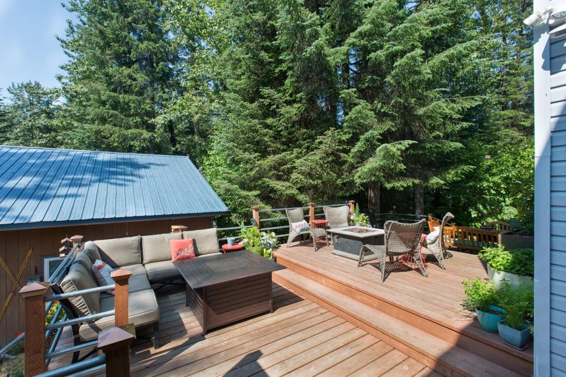 Bell In The Woods Bed & Breakfast back patio and terrance. Spacious outside dining and lounge area.