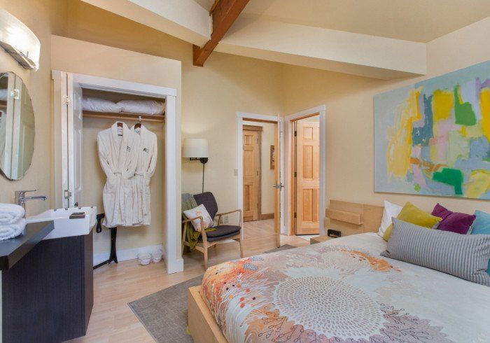 Mt. Alice deluxe double room Bell In The Woods Bed & Breakfast. Queen bed.