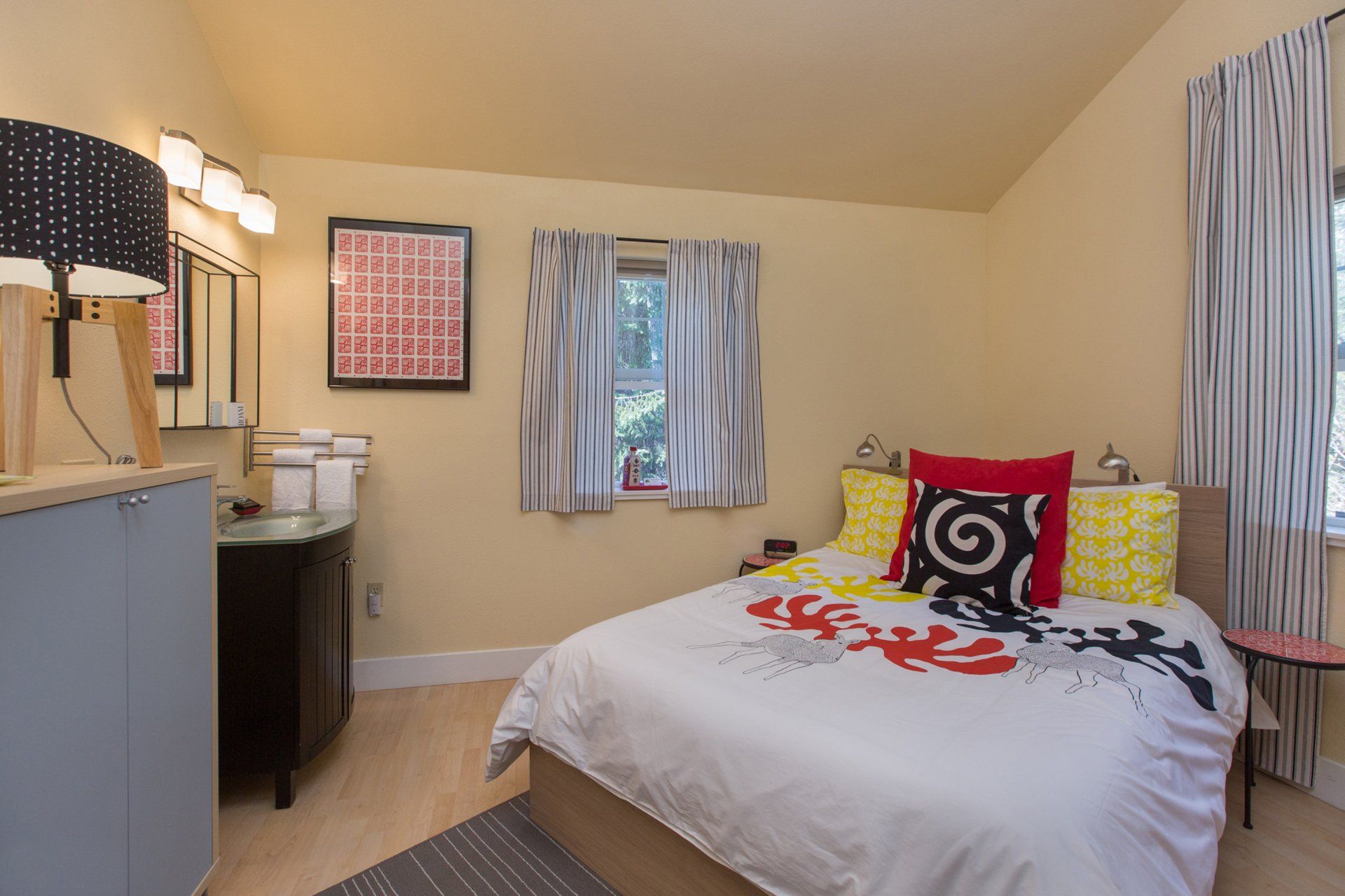 Bear Mountain deluxe double room in Bell In The Woods B&B in Alaska. Double size bed.