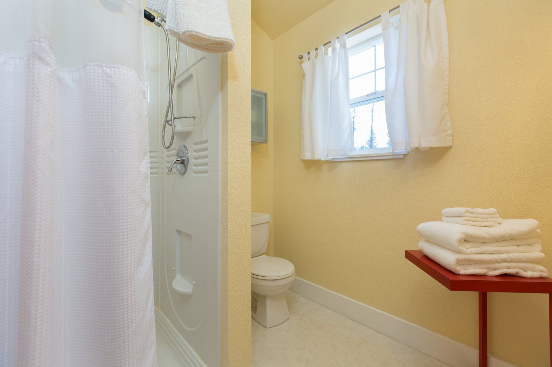 Mt. Alice deluxe double room Bell In The Woods Bed & Breakfast. Private bathroom with shower..