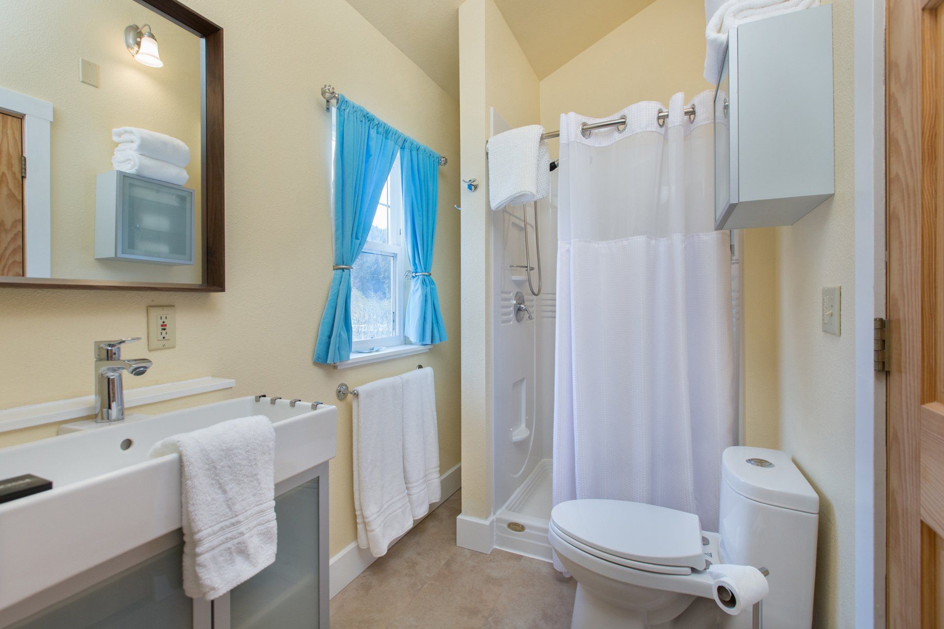 Mt. Tiehacker deluxe double room in Bell In The Woods B&B in Alaska. Private bathroom.
