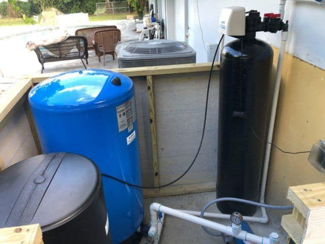 A blue tank is sitting next to a black tank.