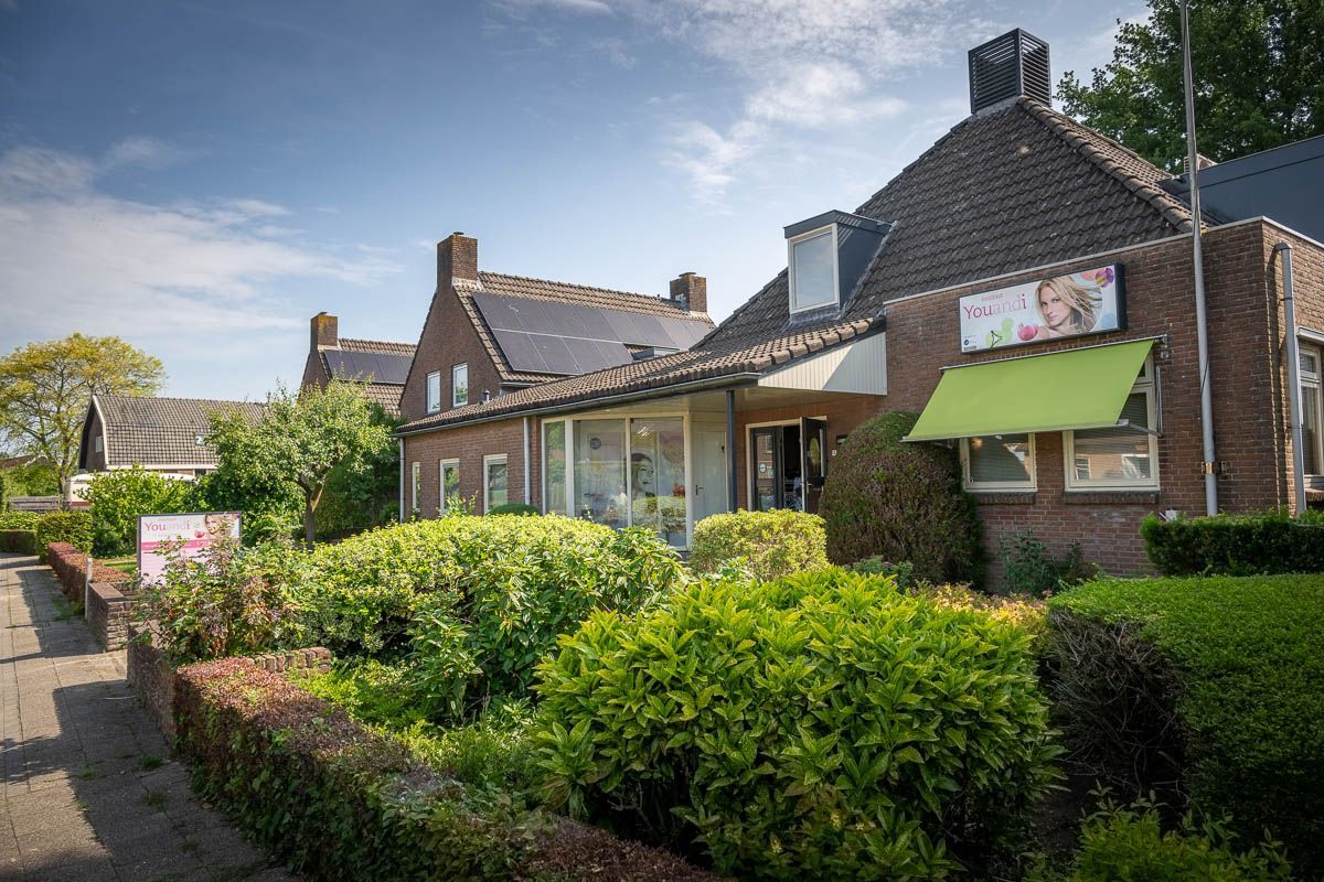 Verticaal regenboogpatroon van dunne roze, groene, gele en rode lijnen