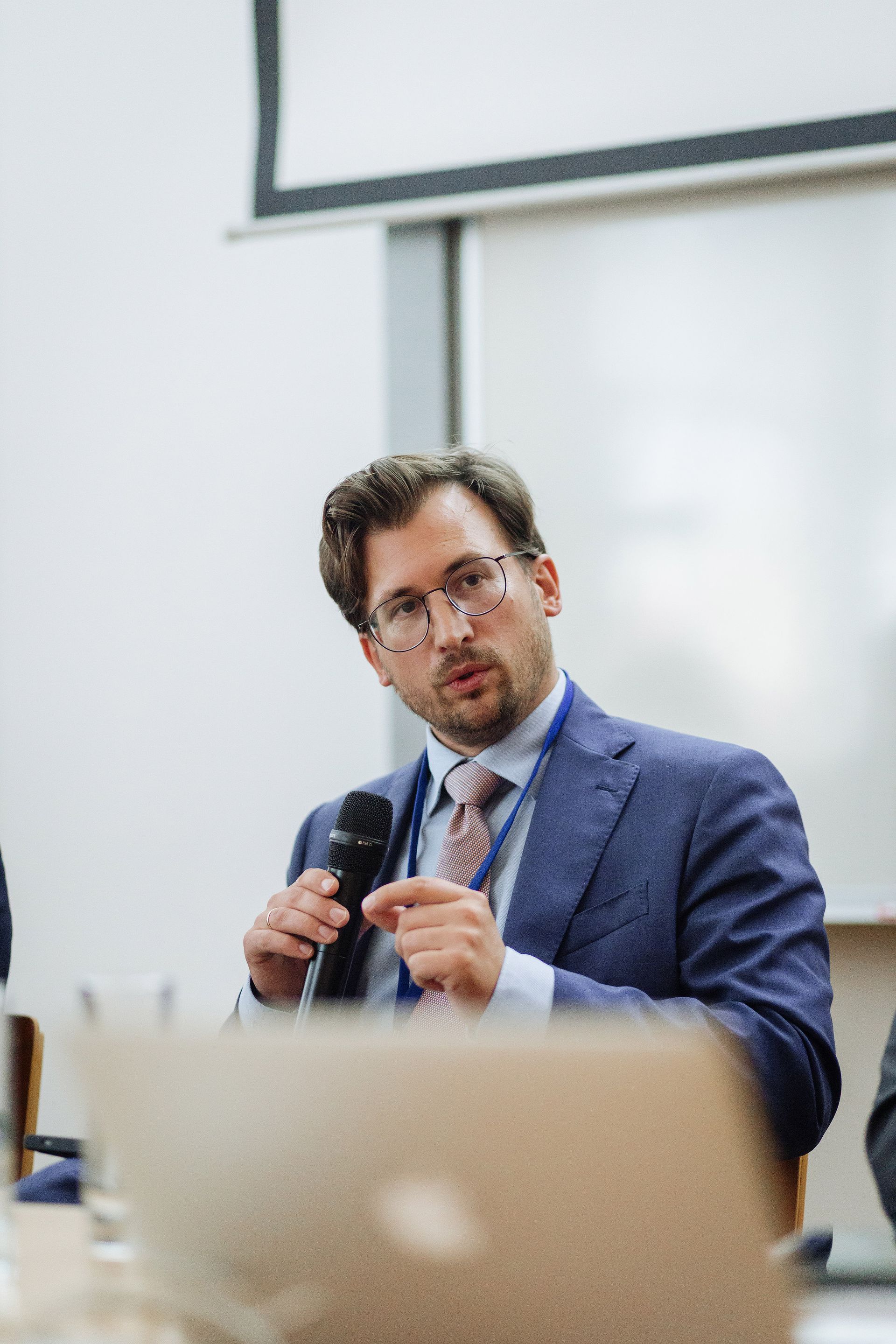 picture of Dr. Michael De Boeck, international business lawyer, speaking at a conference on sanctions.