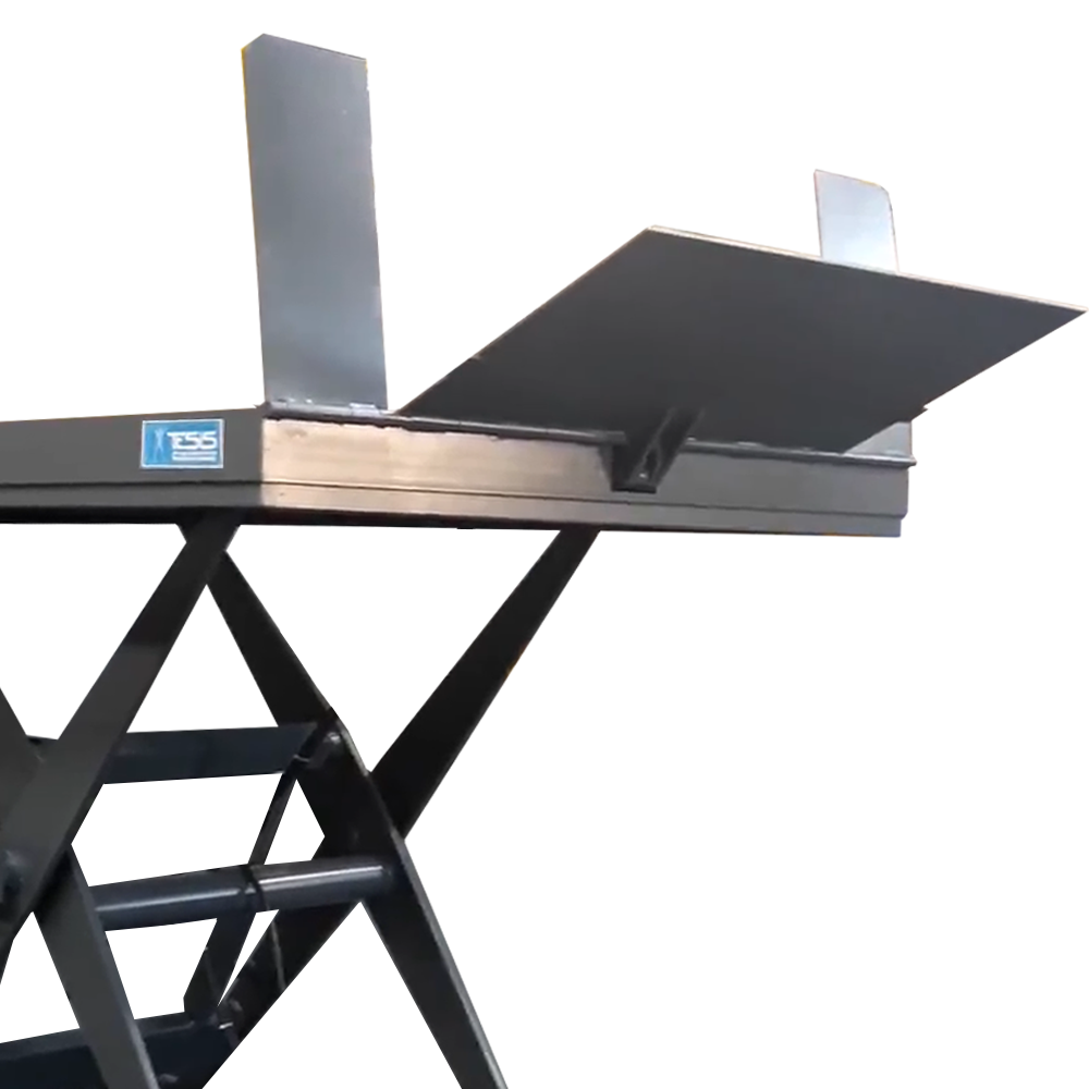Tavola elevatrice con sponde mobili, piattafroma di sollevamento con rampa di raccordo, pedana elevatrice con flap mobile a settori, sollevatore a pantografo per carico automezzi