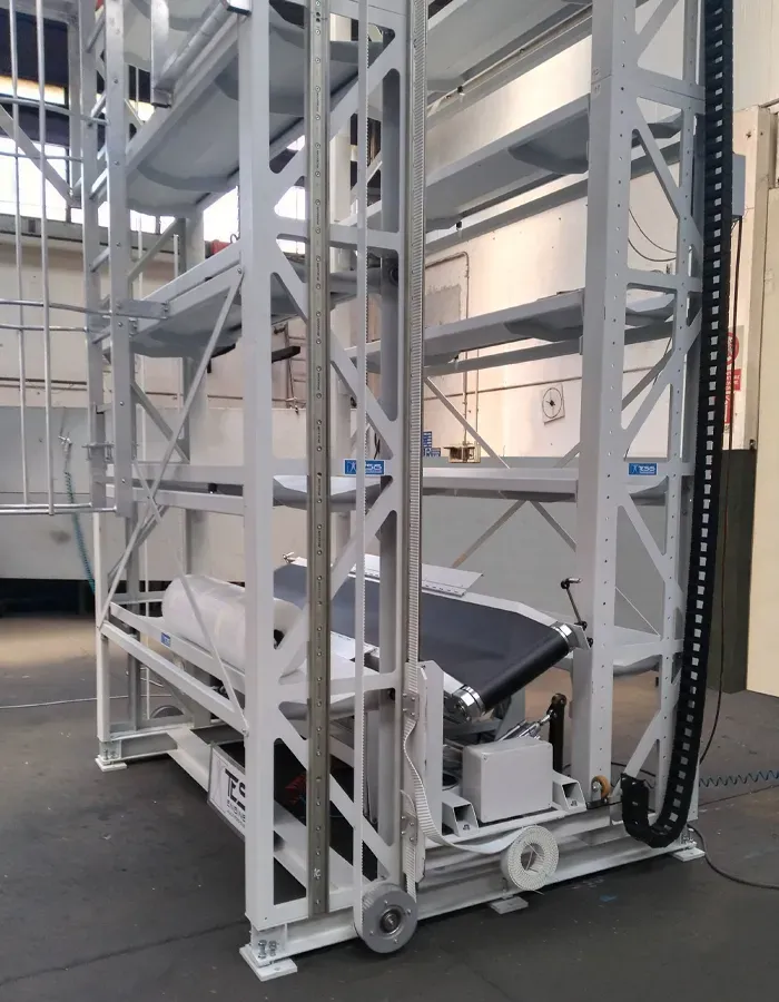 Magazzino automatico di accumulo verticale rotoli tessuto con navetta di sollevamento centrale