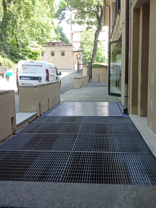Montacarichi a scomparsa, montacarichi a pantografo con tetto a scomparsa carrabile, tavola elevatrice a scomparsa, piattaforma montacarichi con tetto carrabile, montacarichi con tetto a scomparsa TESIS