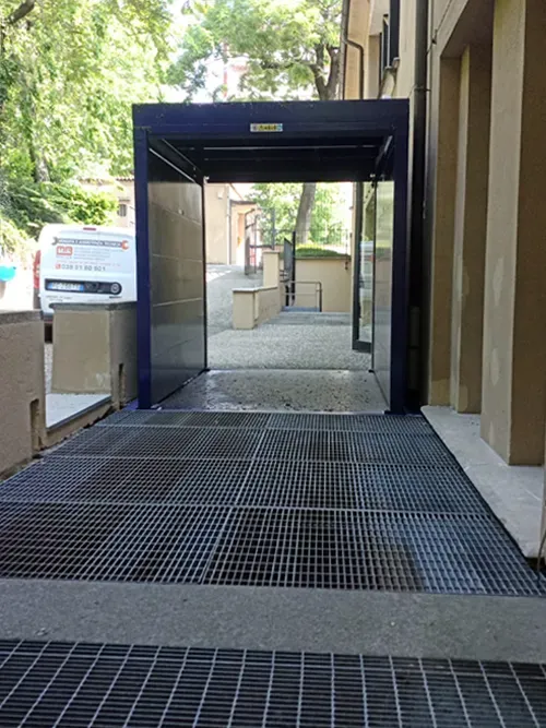 Montacarichi a pantografo seminterrato con tetto a scomparsa carrabile, piattaforma elevatrice con tetto a scomparsa transitabile, elevatori a forbice con tetto TESIS