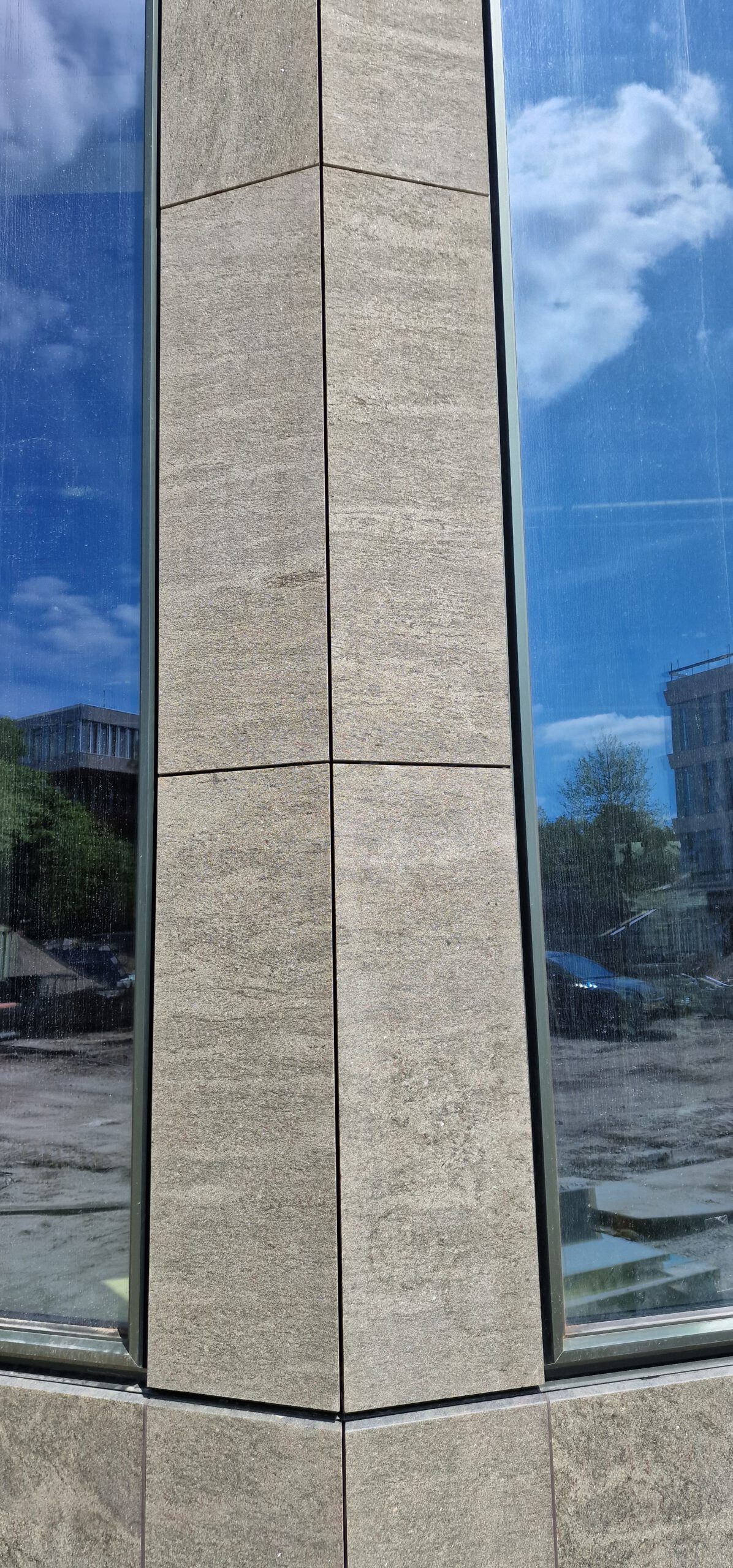 Een close-up van een gebouw met een weerspiegeling van een gebouw in het raam.