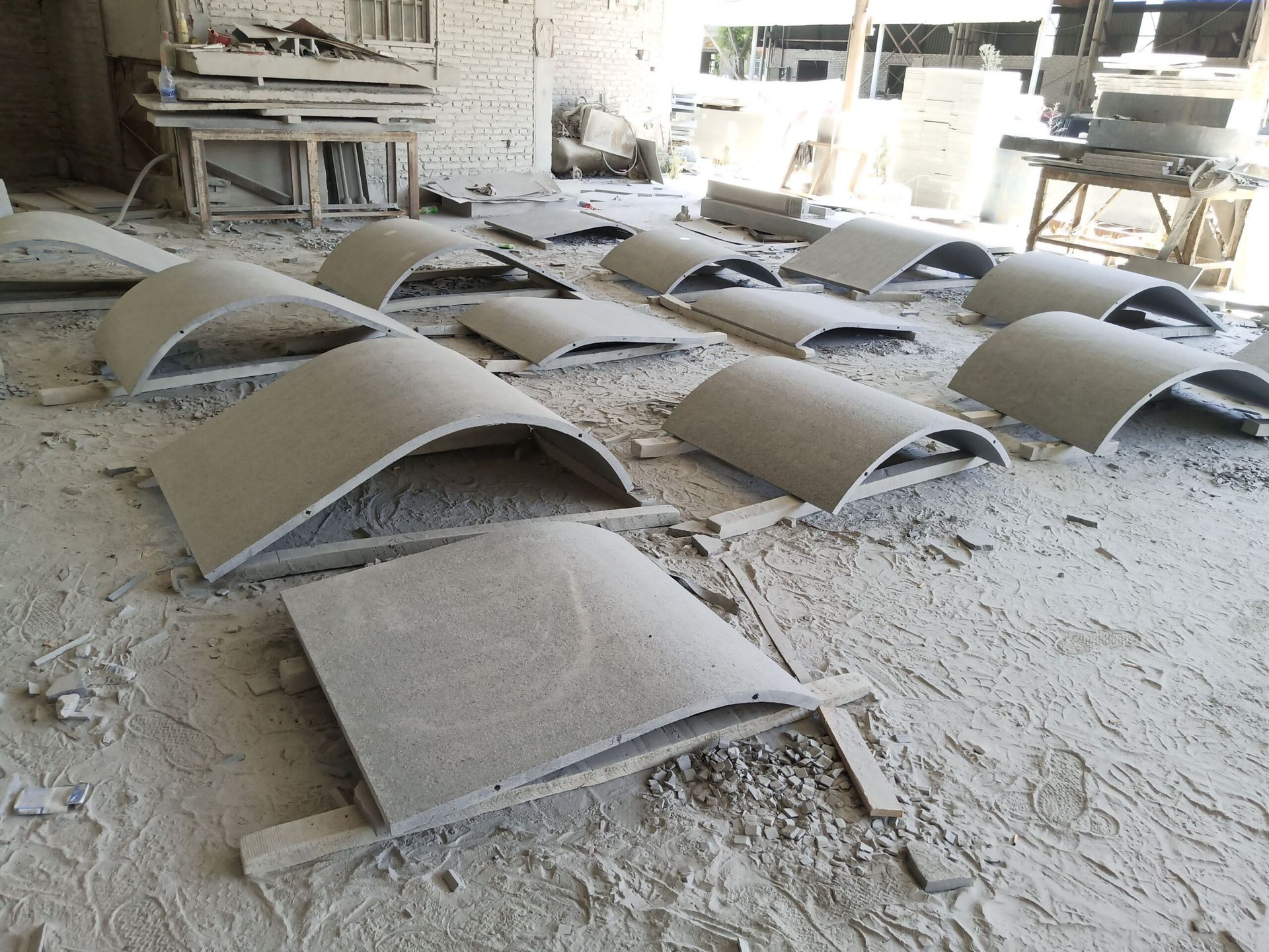 In een kamer liggen een aantal stukken beton op de grond.