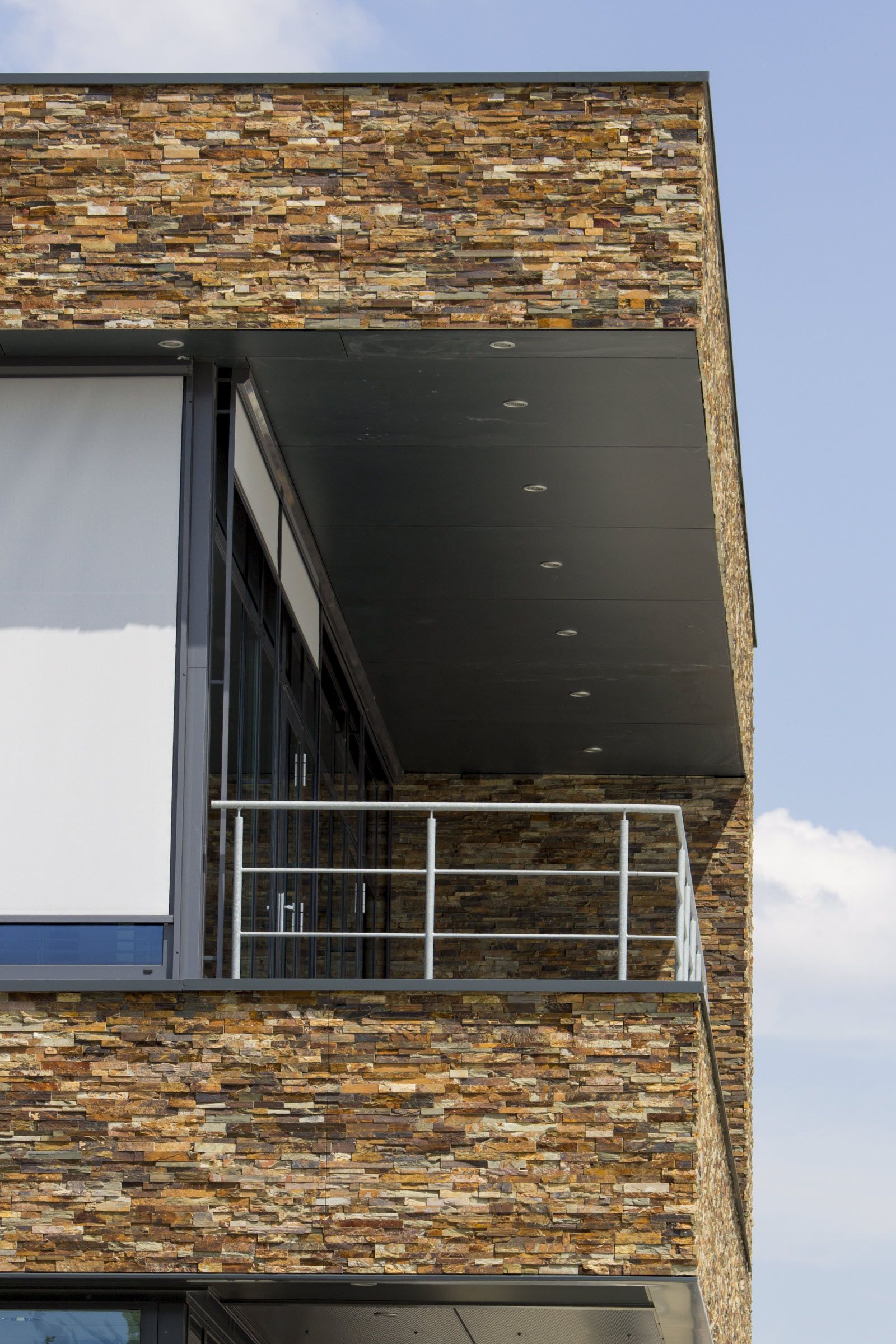 Een gebouw met een balkon aan de zijkant.