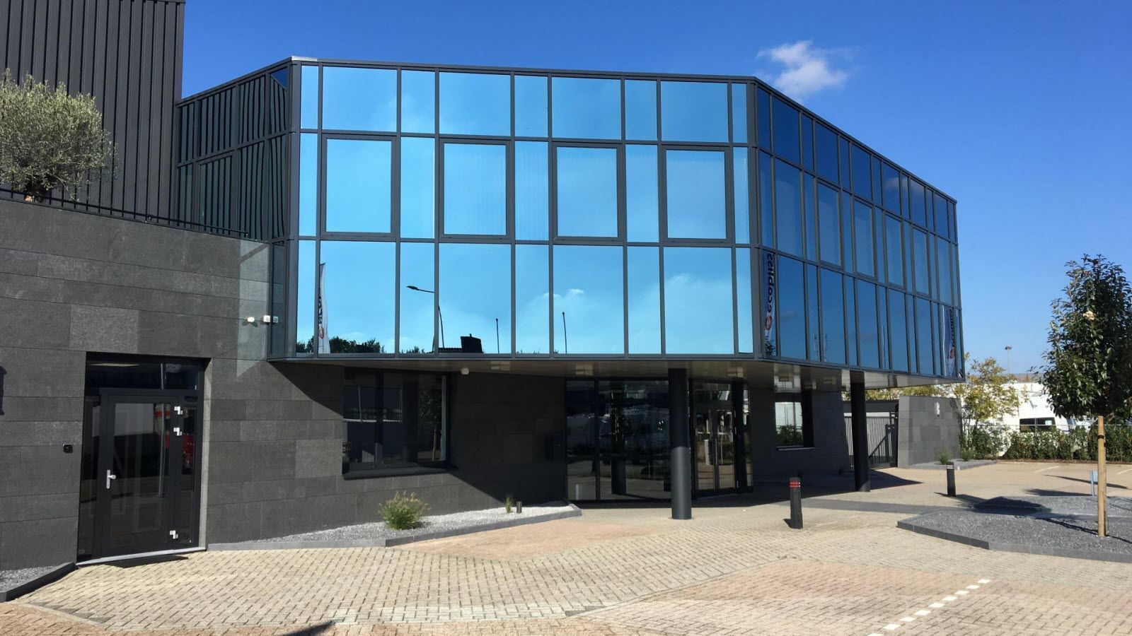 Een groot gebouw met veel ramen