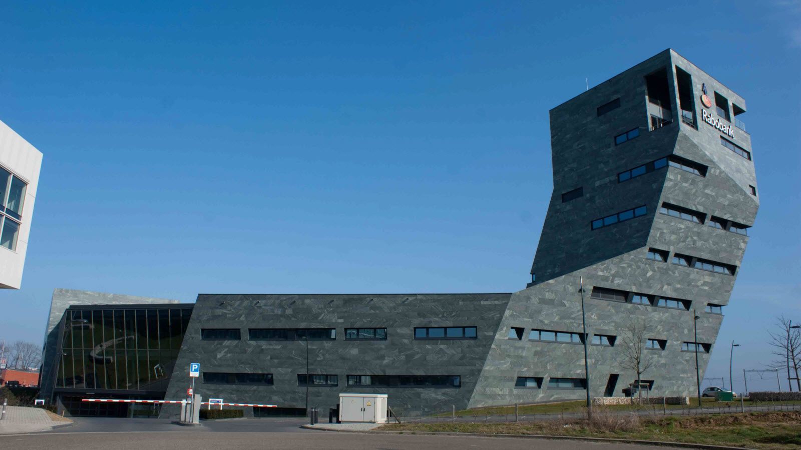 Een groot gebouw met een blauwe lucht op de achtergrond