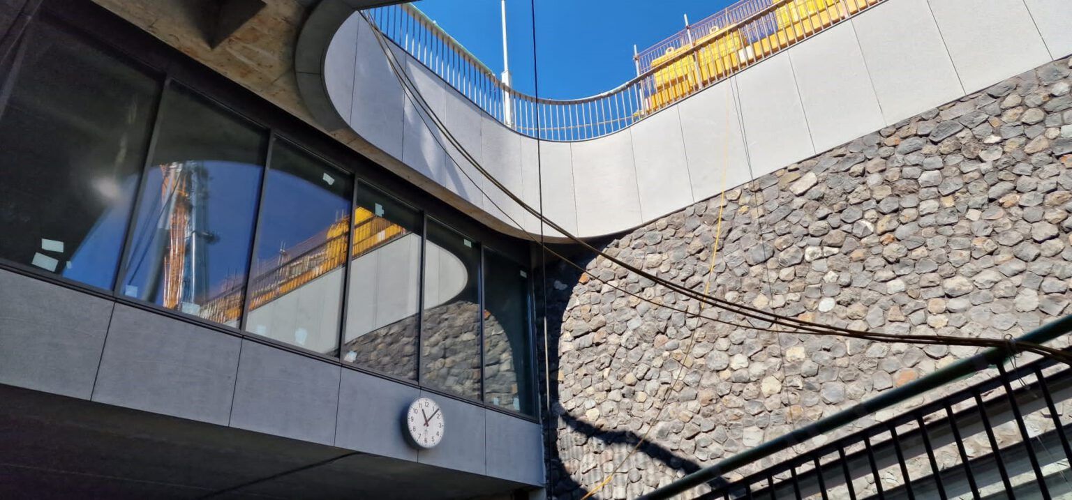 Een gebouw met een klok aan de zijkant.