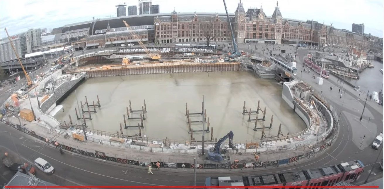 Een luchtfoto van een bouwplaats in een stad