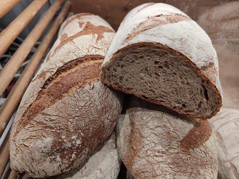 Diverse pagnotte di pane a lievitazione naturale 