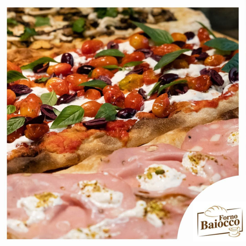 Tre tipi di pizze rettangolari gourmet: una con pomodorini e olive, una con mortadella e una con funghi.