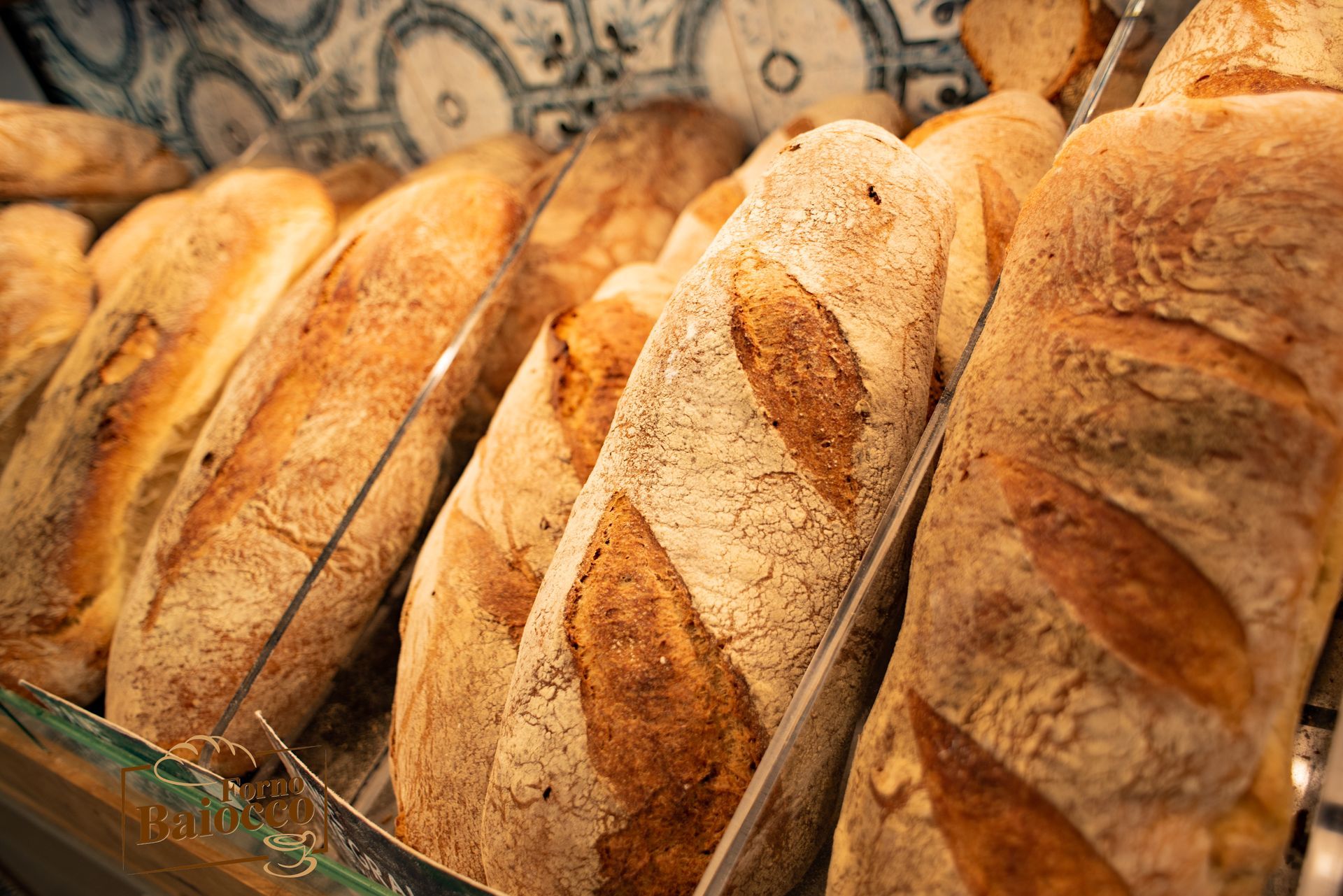 Primo piano di diverse pagnotte di pane artigianale color marrone dorato