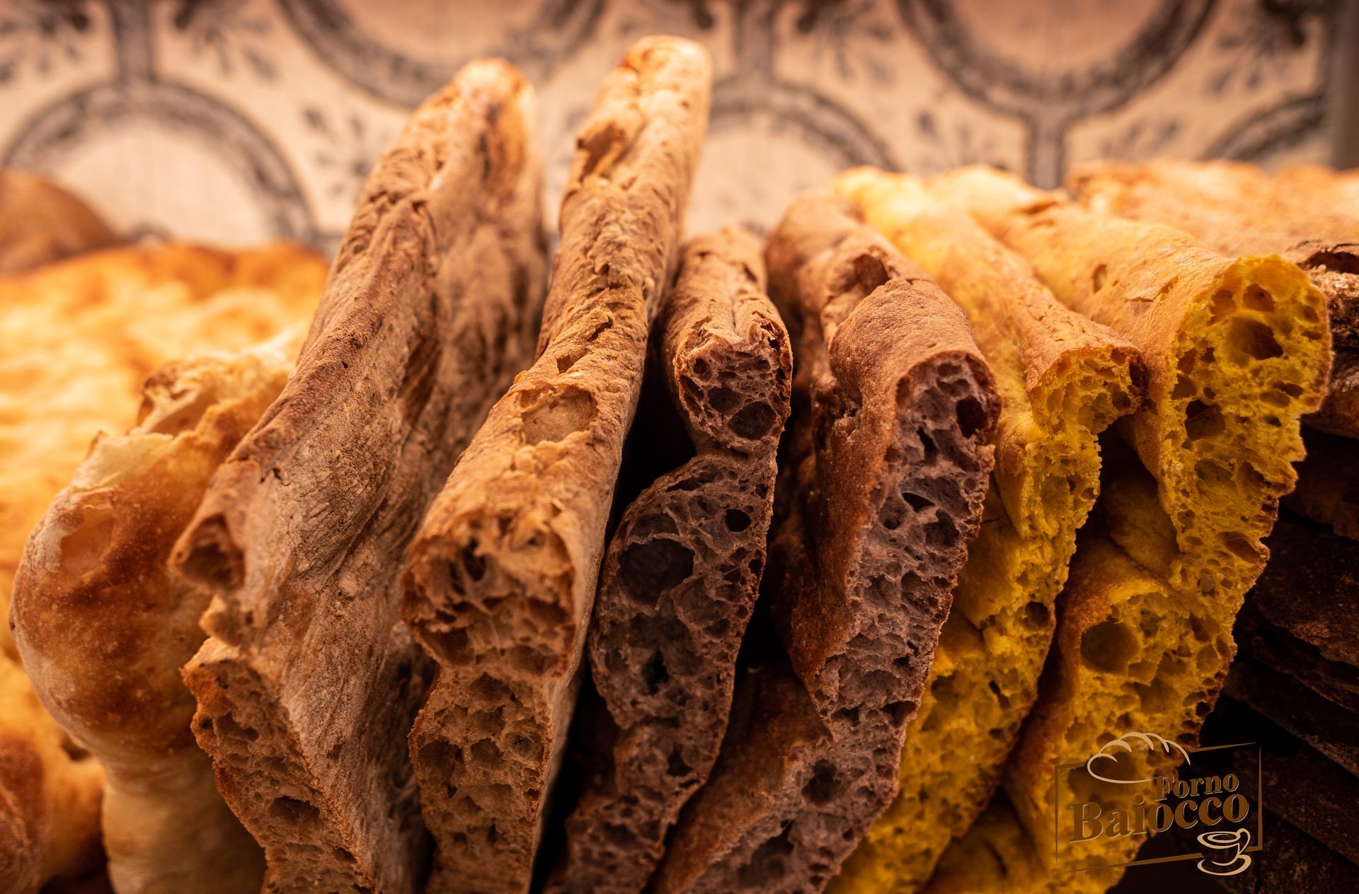 Un primo piano di diverse fette di pane piatto