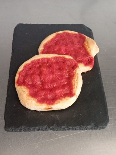 Un assortimento di piccole crostatine di frutta con crema pasticcera, confezionate in pirottini di carta e guarnite