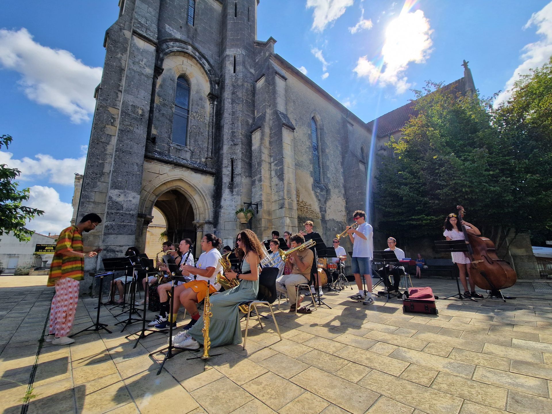 Concert au pied d'une église