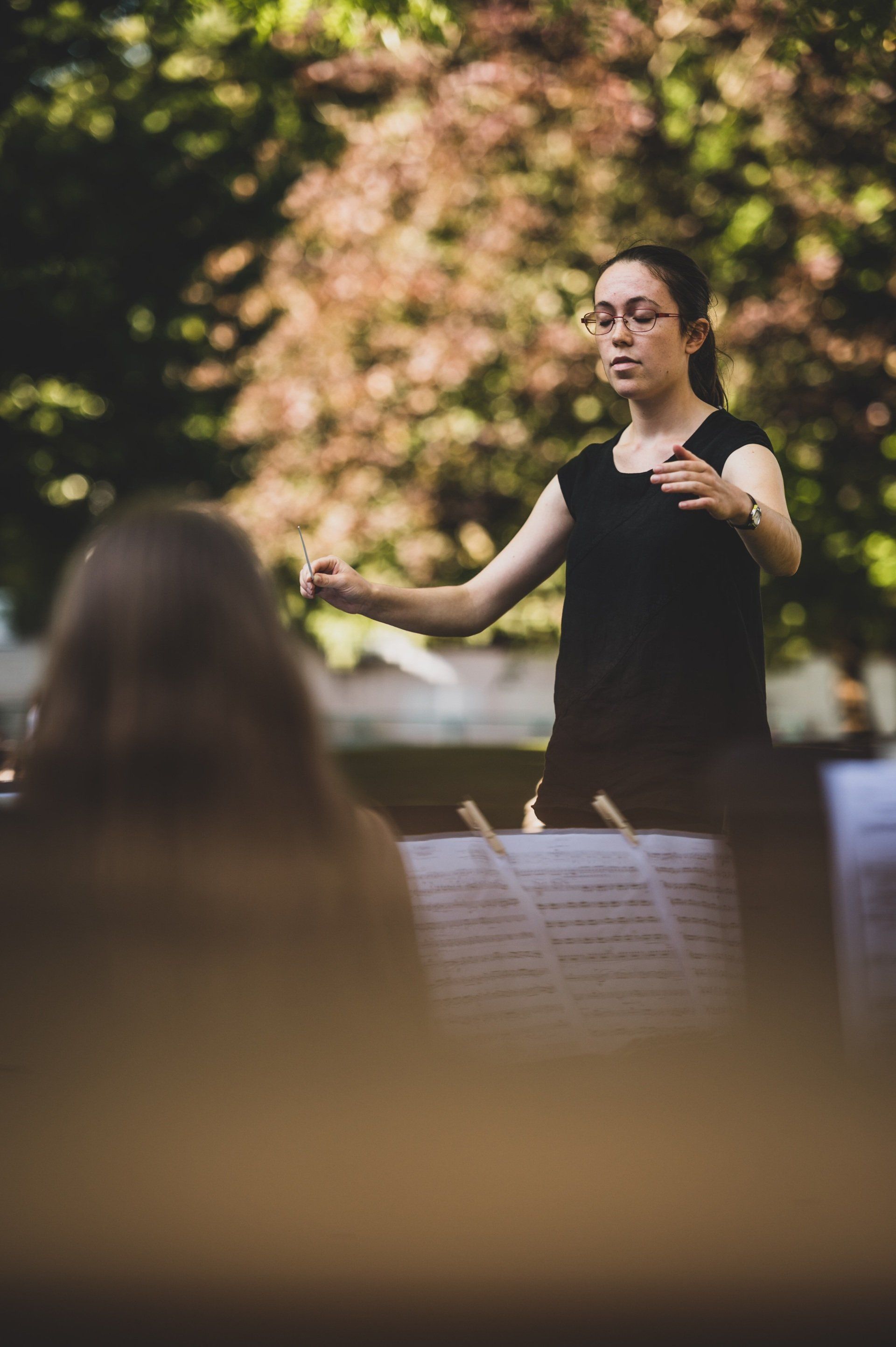 Une chef d'orchestre effectue des mouvements de mains