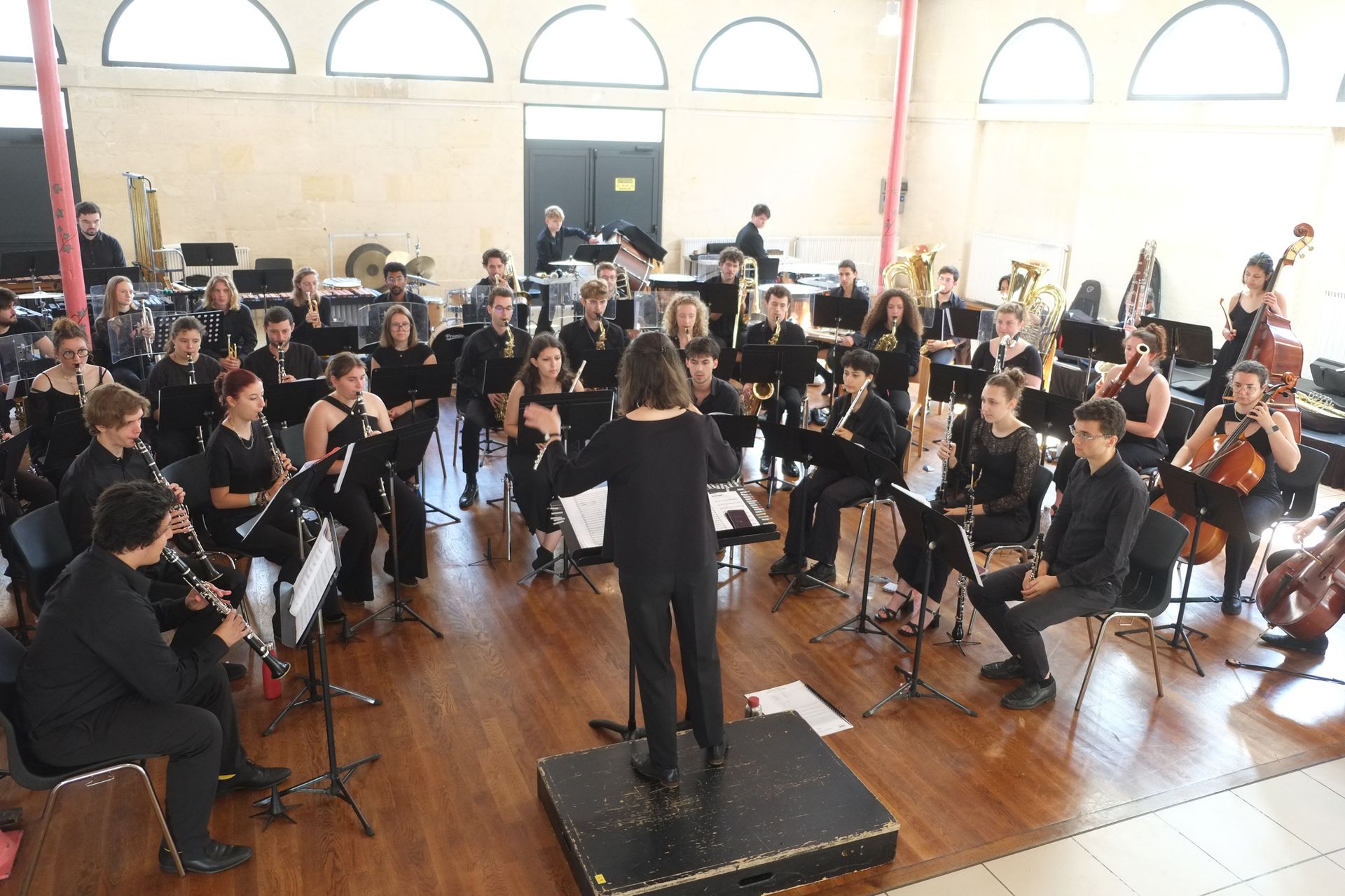 Cheffe d'orchestre devant l'orchestre d'harmonie