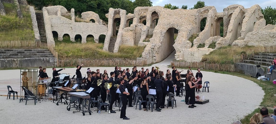 Orchestre d'harmonie donnant un concert aux arènes de Saintes