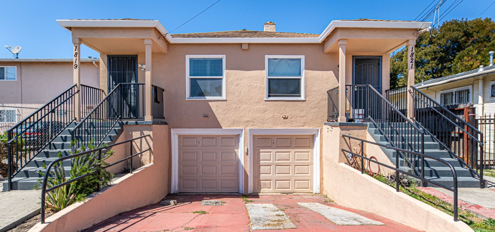 a duplex house in the heart of oakland