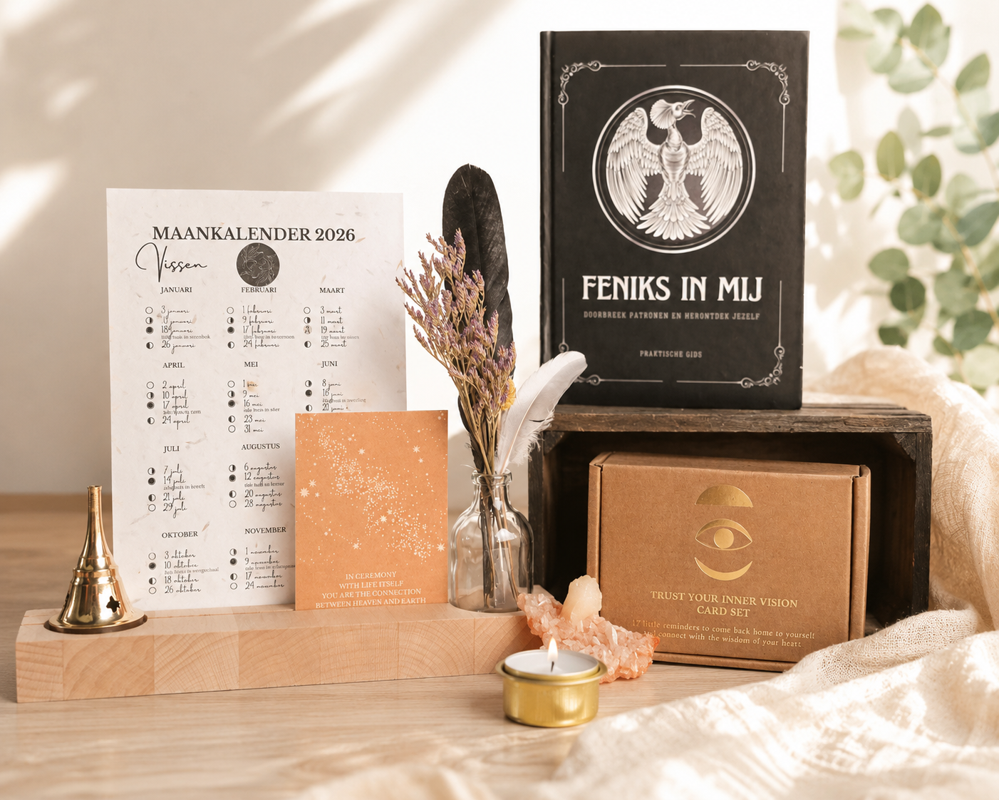 Maankalender per sterrenbeeld met kaarsen en gedroogde decoratie in een warme, minimalistische omgeving.