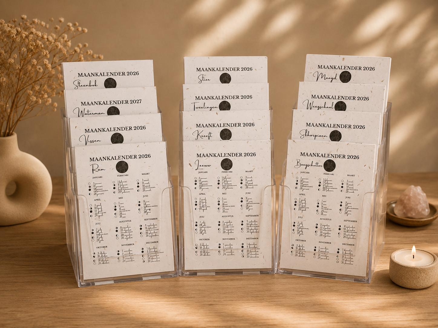 Maankalender per sterrenbeeld met kaarsen en gedroogde decoratie in een warme, minimalistische omgeving.