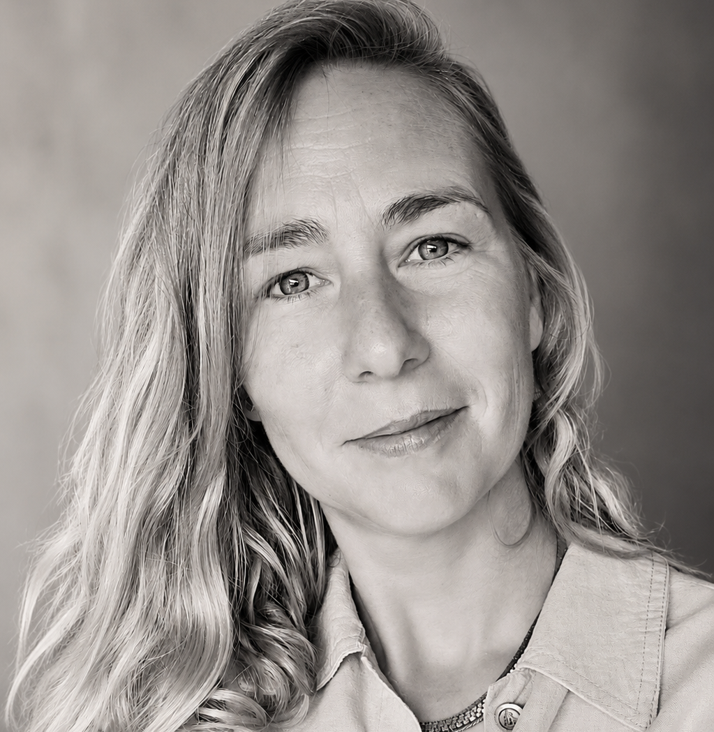 Foto van Mirjam, de foto is zwart wit. 