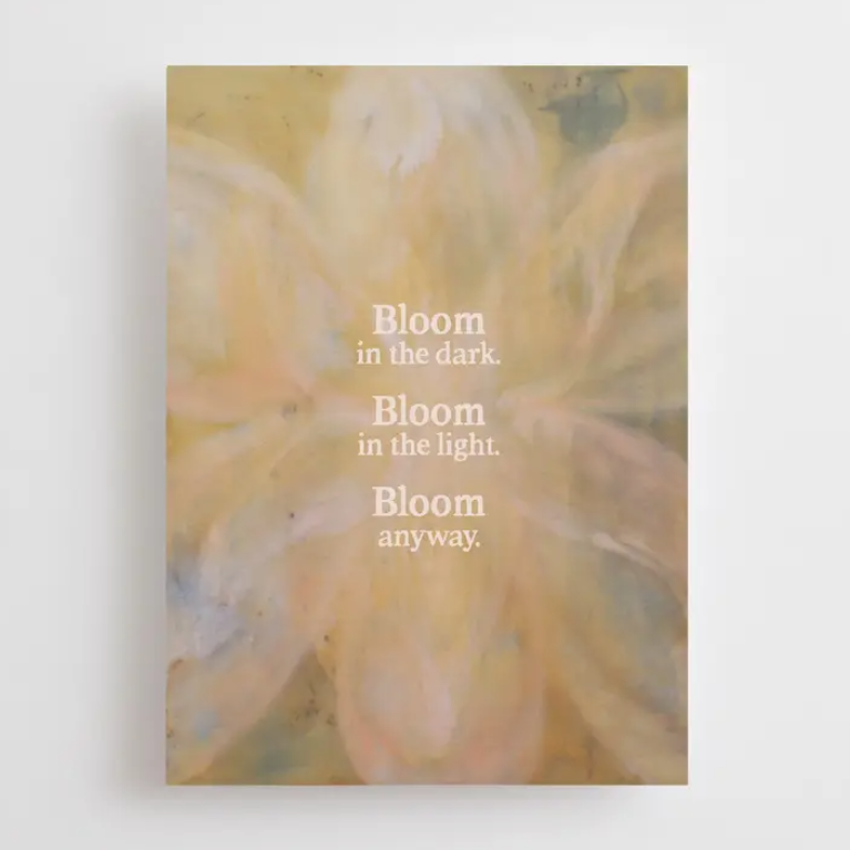 Zachte, abstracte bloemenillustratie met witte tekst: 